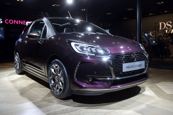 1일(이하 현지시간) 제네바에서 열린 제86회 제네바 모터쇼 언론 공개행사에서 뉴 시트로엥 DS3 카브리오가 전시돼 있다. 제86회 제네바 모터쇼는 3일부터 13일까지 열린다. EPA 연합뉴스