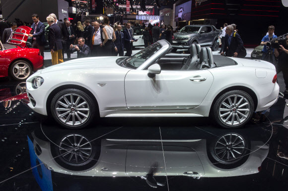 1일(이하 현지시간) 제네바에서 열린 제86회 제네바 모터쇼 언론 공개행사에서 ‘누 피아트 124 스파이더’가 전시돼 있다. 제86회 제네바 모터쇼는 3일부터 13일까지 열린다. EPA 연합뉴스