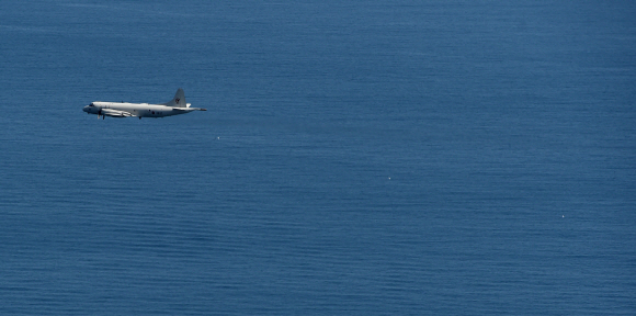 2일 오전 제주 남방해역에서 제주민군복합항 준공 계기로 실시된 해양교통로 보호를 위한 훈련에 참가한 해상초계기 P-3가 비행하며 수중물체를 탐지하는 소노부이(SONOBUOY)를 투하하고 있다. 훈련에는 이지스함인 서애류성룡함(DDG)과 구축함인 문무대왕함(DDH-Ⅱ), 유도탄 고속함 한문식함(PKG), 해경함(해-506) 1척 등 수상전력과 수중전력으로는 잠수함 박위함(1SS), 항공전력으로 해상작전헬기(LYNX)와 해상초계기(P-3) 각 1대가 참여했다. 2016. 03. 02 < 해군 제공 >