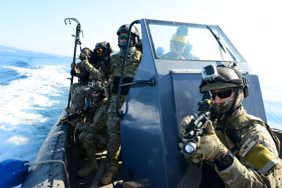 해군은 2일 오전 제주 남방해역에서 실시된 해상기동훈련에서 대량살상무기를 적재한 것으로 의심되는 선박에 해군 특수전전단(UDT/SEAL) 대원들로 구성된 승선검색요원들이 링스 헬기의 엄호를 받으며 고속단정을 이용해 의심 선박에 접근하고 있다. 2016. 03. 02 < 해군 제공 >