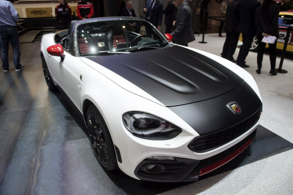 1일(이하 현지시간) 제네바에서 열린 제86회 제네바 모터쇼 언론 공개행사에서 ‘피아트 뉴 Abarth124 Spider’가 전시돼 있다. 제86회 제네바 모터쇼는 3일부터 13일까지 열린다. EPA 연합뉴스