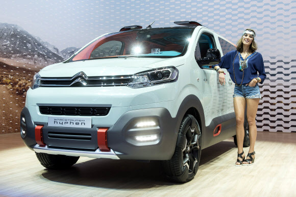 1일(이하 현지시간) 제네바에서 열린 제86회 제네바 모터쇼 언론 공개행사에서 ‘시트로엥 콘셉트카 하이픈(Hyphen)’이 전시돼 있다. 제86회 제네바 모터쇼는 3일부터 13일까지 열린다. EPA 연합뉴스