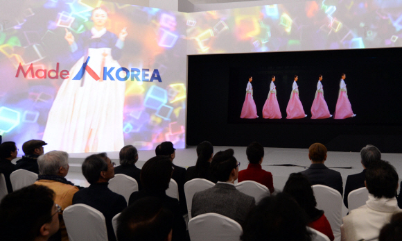 박근혜 대통령이 2일 오후 서울 동대문디자인플라자에서 열린 한국문화 및 우수문화상품 전시회 개막식에서 한복을 소재로 한 ICT 홀로그램 패션쇼를 구경하고 있다.안주영 기자 jya@seoul.co.kr