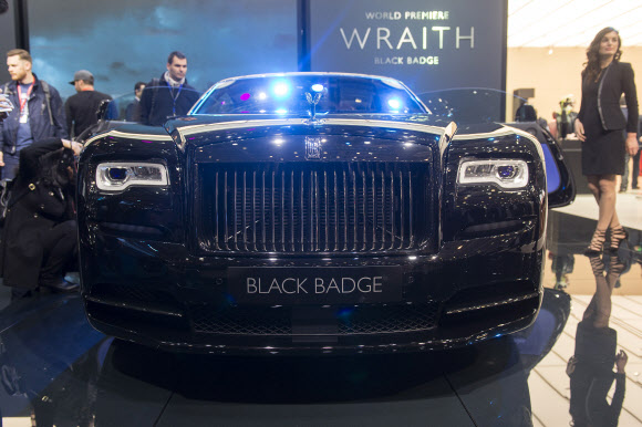 1일(이하 현지시간) 제네바에서 열린 제86회 제네바 모터쇼 언론 공개행사에서 ‘뉴 롤스로이스 레이스 블랙 배지’가 전시돼 있다. 제86회 제네바 모터쇼는 3일부터 13일까지 열린다. AP 연합뉴스