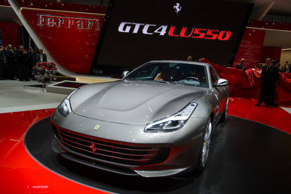 1일(이하 현지시간) 제네바에서 열린 제86회 제네바 모터쇼 언론 공개행사에서 뉴 페라리 GTC4 루쏘가 전시돼 있다. 제86회 제네바 모터쇼는 3일부터 13일까지 열린다. AFP 연합뉴스