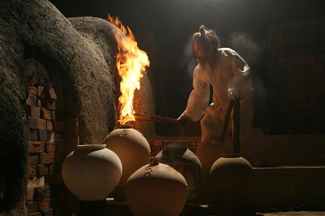 전통가마에서 도자기를 굽고 있는 도예가. 이천시 제공