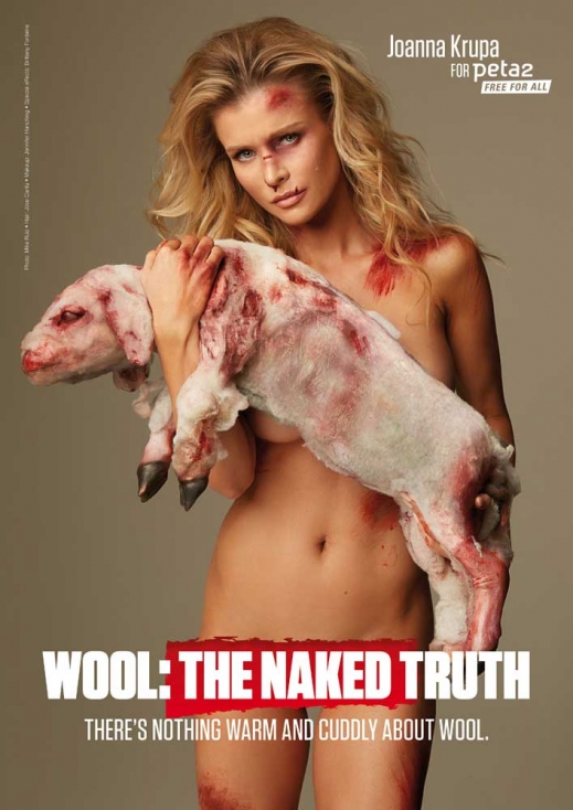 폴란드 출신 모델 조안나 크루파가 충격적인 누드 광고사진을 찍었다.<br>미국 연예매체 스플래쉬닷컴은 2일(현지시간) 조안나 크루파가 전라의 모습으로 털이 깎인 채 피를 흘리고 있는 양을 안고 있는 동물보호단체 PETA의 ‘울:벌거벗은 진실(Wool: The Naked Truth)’이라는 광고사진을 게재했다.<br>사진=TOPIC / SPLASH NEWS(www.topicimages.com)