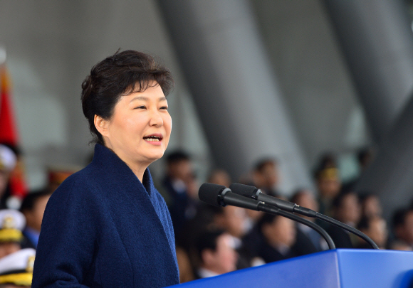 박근혜 대통령이 4일 충남 계룡시 계룡대에서 열린 ’2016년 장교 합동 임관식’에서 인사말을 하고 있다.  청와대사진기자단