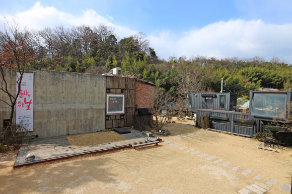 향교리의 구심점 역할을 하는 아트센터 대담. 죽녹원을 배경으로 예쁘게 들어선 미술관이다.