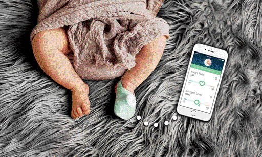 영유아의 생체 정보를 부모의 스마트폰에 전송해 주는 양말 올렛은 영아 돌연사 방지용으로 인기가 높다. 울렛 제공