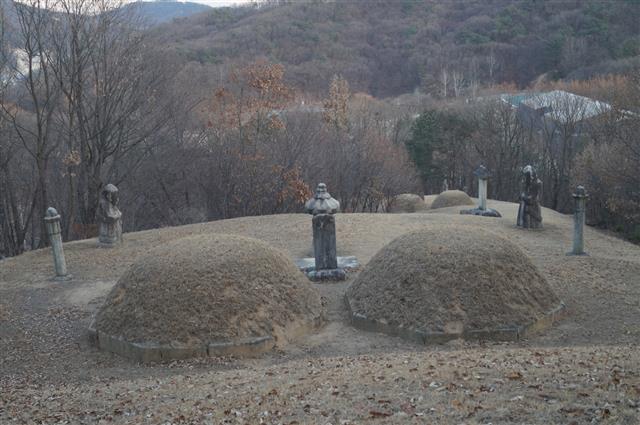 흥국사에서 500m 남짓 떨어진 덕흥대원군의 무덤.