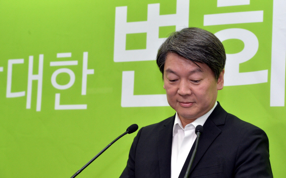 국민의당 안철수 공동대표가 6일 오전 마포 당사에서 야권 연대 관련 기자회견을 하고 있다. 2016.3.6  이종원 선임기자 jongwon@seoul.co.kr