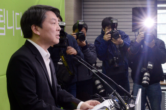 국민의당 안철수 공동대표가 6일 오전 마포 당사에서 야권 연대 관련 기자회견을 하고 있다. 2016.3.6  이종원 선임기자 jongwon@seoul.co.kr