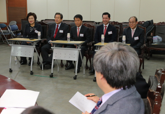 39일 남은 4.13 총선의 새누리당의 공천작업이 계속되고 있는 가운데 6일 오전 부산 영도구에 출마하는 김무성 대표등 예비후보들이 여의도 당사에서 공천 면접을 받았다.2016.03.06  이종원 선임기자 jongwon@seoul.co.kr