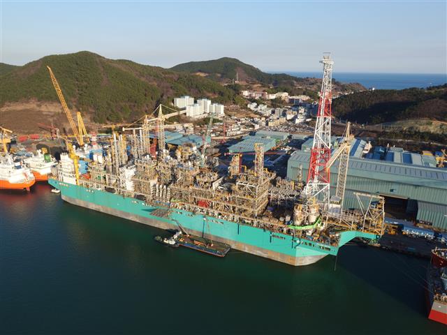 지난 4일 경남 거제시 대우조선해양 옥포조선소에 세계 최초로 건조한 액화천연가스 부유식 생산·저장·하역 설비인 페트로나스 FLNG가 정박해 있다. 대우조선해양 제공