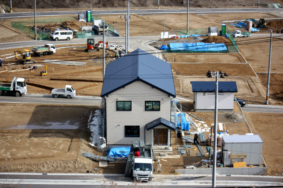2011년 3월 11일 동일본대지진이 발생한 지 5년이 지난 가운데 피해지역 주민들의 재기의 몸짓이 한창이다. 다로지구의 고지대에 새로운 주거 단지를 만드는 공사 현장. 이와테현 연합뉴스
