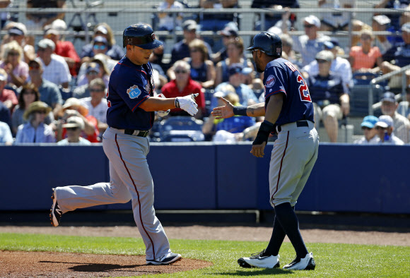 6일(현지시간) 박병호가 만루 홈런을 터트린 후 팀 동료와 악수를 하고 있다. 박병호는 미국 플로리다주 포트 샬럿의 샬럿 스포츠 파크에서 열린 미네소타 트윈스와 탬파베이 레이스의 시범경기에서 6번 타자로 출전해 1회초에 만루 홈런을 터뜨렸다. AP 연합뉴스