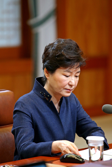 박근혜 대통령이 7일 오전 청와대에서 열린 수석비서관회의에서 회의자료를 검토하고 있다.  청와대사진기자단