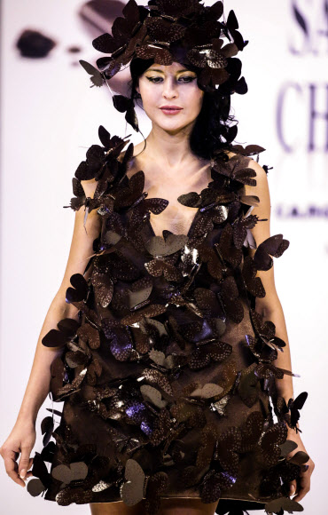 6일(현지시간) 러시아 모스크바에서 열린 ‘제5회 살롱 뒤 쇼콜라(Salon du Chocolat, 초콜릿 박람회)’의 초콜릿 패션쇼에서 모델이 초콜릿으로 만든 의상을 선보이고 있다. EPA 연합뉴스