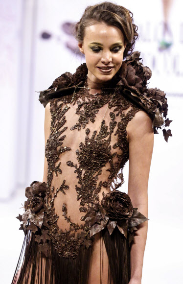 6일(현지시간) 러시아 모스크바에서 열린 ‘제5회 살롱 뒤 쇼콜라(Salon du Chocolat, 초콜릿 박람회)’의 초콜릿 패션쇼에서 모델이 초콜릿으로 만든 의상을 선보이고 있다. EPA 연합뉴스