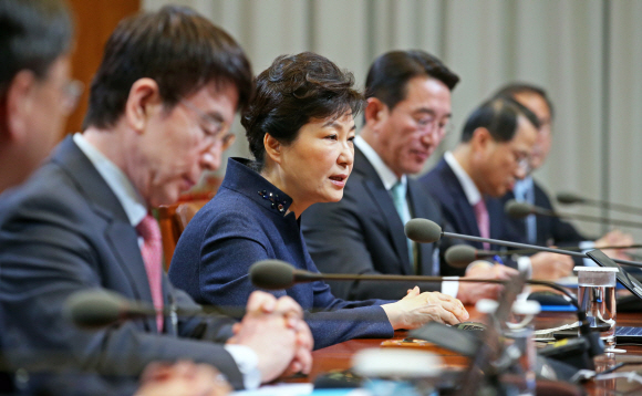박근혜 대통령이 7일 오전 청와대에서 열린 수석비서관회의에서 모두 발언을 하고 있다.  청와대사진기자단