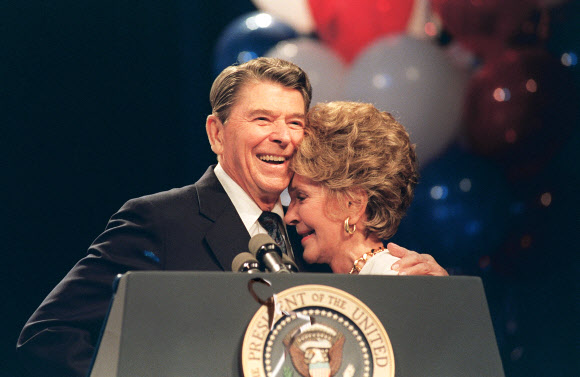 로널드 레이건 전 미국 대통령의 부인 낸시(오른쪽) 여사가 1988년 8월 루이지애나주 뉴올리언스에서 열린 공화당 전당대회 도중 그동안의 마약퇴치 노고를 위로받자 남편에게 안겨 행복해하고 있다.  뉴올리언스 AFP 연합뉴스
