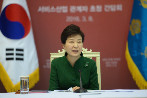 박근혜 대통령이 8일 청와대에서 열린 서비스산업 관계자 간담회에서 인사말을 하고있다.  안주영 기자 jya@seoul.co.kr