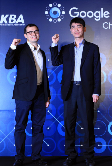 이세돌 9단이 구글이 만든 인공지능 바둑 프로그램 ‘알파고’와의 맞대결을 하루 앞둔 8일 오전 서울 종로구 포시즌스호텔에서 열린 사전 브리핑에 참석해 구글 딥마인드의 CEO 데미스 하사비스과 포토 세션을 갖고 있다.  연합뉴스