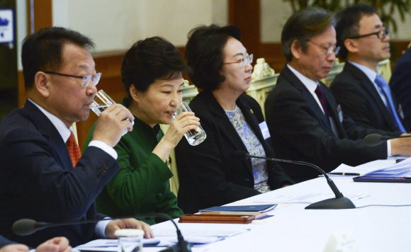 박근혜 대통령이 8일 청와대에서 열린 서비스산업 관계자 간담회에서 물을 마시고 있다.  안주영 기자 jya@seoul.co.kr