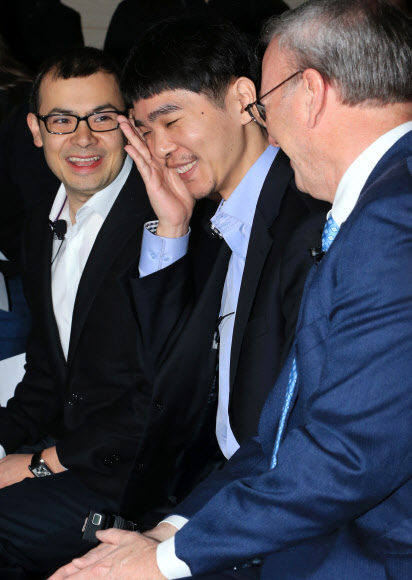 밝게 웃는 이세돌