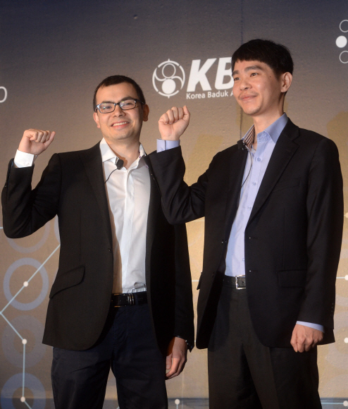 이세돌 9단이 구글이 만든 인공지능 바둑 프로그램 ‘알파고’와의 맞대결을 하루 앞둔 8일 오전 서울 종로구 포시즌스호텔에서 열린 사전 브리핑에 참석해 구글 딥마인드의 CEO 데미스 하사비스과 포토 세션을 갖고 있다. 손형준 기자 boltagoo@seoul.co.kr