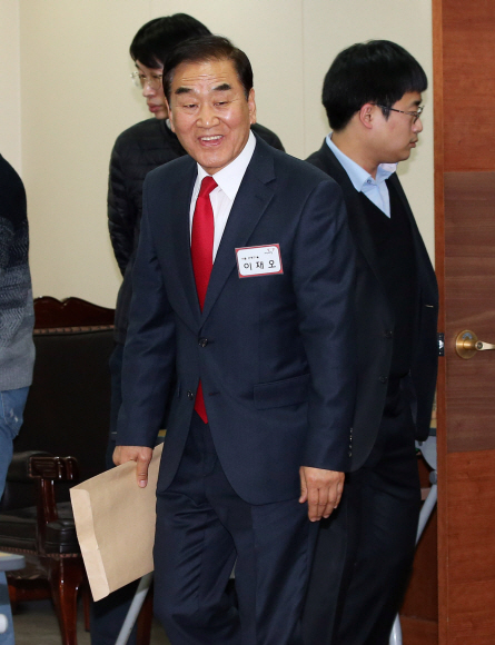 이재오 새누리당 의원이 8일 오후 서울 여의도 당사에서 열린 은평을 공천 면접에 참석해 자리로 향하고 있다.  정연호 기자 tpgod@seoul.co.kr