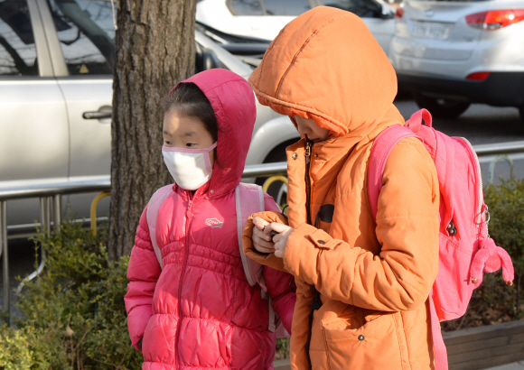 아침 기온이 영하로 떨어지며 꽃샘추위가 찾아온 9일 서울 서대문구 충정로에서 한 초등학생 어린이가 두꺼운 겨울 옷차림으로 등교하고 있다. 2016. 3. 9 손형준 기자 boltagoo@seoul.co.kr