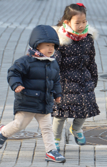 아침 기온이 영하로 떨어지며 꽃샘추위가 찾아온 9일 서울 서대문구 충정로에서 두꺼운 겨울 옷차림을 한 어린이들이 뛰어가고 있다. 2016. 3. 9 손형준 기자 boltagoo@seoul.co.kr