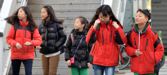 아침 기온이 영하로 떨어지며 꽃샘추위가 찾아온 9일 서울 서대문구 충정로에서 초등학생들이 두꺼운 겨울 옷차림으로 등교하고 있다. 2016. 3. 9 손형준 기자 boltagoo@seoul.co.kr