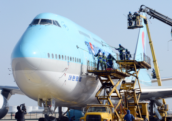 대한항공 직원들이 9일 오전 인천시 중구 인천국제공항 대한항공 인천 정비 격납고에서 봄을 맞아 항공기의 분진과 황사를 제거하기 위한 세척작업을 하고 있다.    2016.3.9  김명국전문기자 daunso@seoul.co.kr