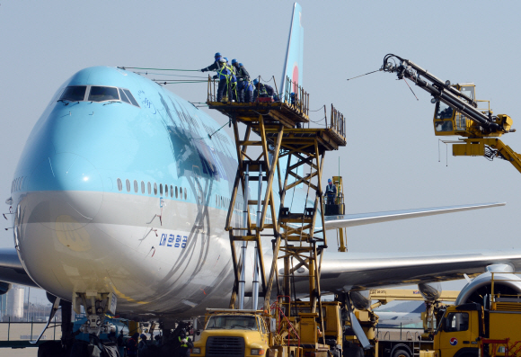 대한항공 직원들이 9일 오전 인천시 중구 인천국제공항 대한항공 인천 정비 격납고에서 봄을 맞아 항공기의 분진과 황사를 제거하기 위한 세척작업을 하고 있다.    2016.3.9  김명국전문기자 daunso@seoul.co.kr