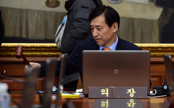 이주열 한국은행 총재가 10일 서울 중구 한국은행 본점에서 열린 금융통화위원회의를 주재하고 있다.  박윤슬 기자 seul@seoul.co.kr