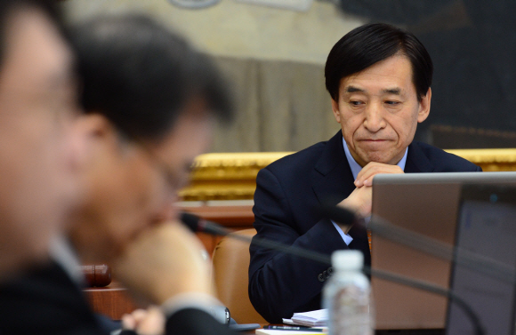 이주열 한국은행 총재가 10일 서울 중구 한국은행 본점에서 열린 금융통화위원회의에 참석해 생각에 잠겨있다.  박윤슬 기자 seul@seoul.co.kr