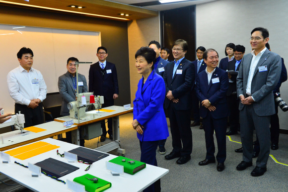 박근혜 대통령이 10일 오전 대구창조경제혁신센터를 방문해 입주기업 부스를 둘러보고 있다. 청와대사진기자단