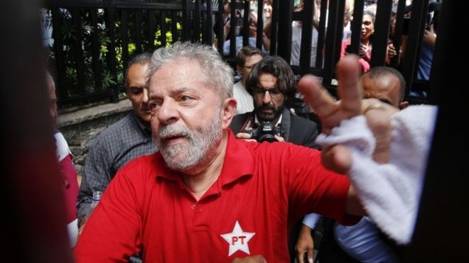 집 앞에 몰려든 지지자들을 만나는 룰라 전 브라질 대통령. 그는 자신에게 제기된 부패 혐의를 강한 어조로 부인했다.ⓒAP 연합뉴스
