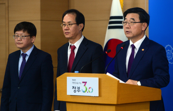 이기권 고용노동부 장관이 10일 정부서울청사에서 ‘노동시장 해소를 통한 상생고용 촉진 대책’을 발표하고 있다.  2016. 3. 10 정연호 기자 tpgod@seoul.co.kr