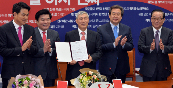 국수(國手) 조훈현 9단이 10일 국회에서 열린 새누리당 최고위원회의에 참석, 입당원서를 제출한 후 김무성 대표와 원유철 원내대표의 환영을 받고 있다.  이종원 선임기자 jongwon@seoul.co.kr