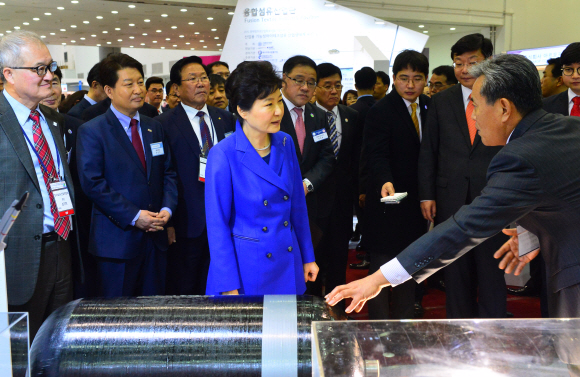 박근혜 대통령이 10일 오전 대구 EXCO에서 열린 2016 대구 국제섬유박람회에 참석 부스를 둘러보고 있다.  2016. 03. 10 청와대사진기자단