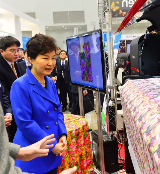박근혜 대통령이 10일 오전 대구 EXCO에서 열린 2016 대구 국제섬유박람회에 참석 부스를 둘러보고 있다. 2016. 03. 10 청와대사진기자단