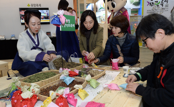 10일 서울 강남구 삼성동 코엑스에서 열린 2016 내나라여행박람회를 찾은 시민들이 한방약초축제로 유명한 경남 산청군 부스에서 약초주머니 만들기 체험을 하고 있다. 2016. 3. 10 손형준 기자 boltagoo@seoul.co.kr