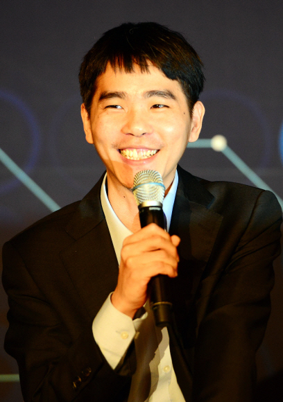 이세돌 9단이 13일 서울 종로구 포시즌스 호텔에서 열린 ‘구글 딥마인드 챌린지 매치’ 인공지능(AI) 바둑 프로그램 알파고(AlphaGo)와의 5번기 제4국에서 승리한 뒤 기자회견에서 활짝 웃고 있다.  박윤슬 기자 seul@seoul.co.kr