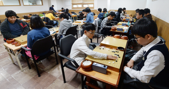 14일 서울 서대문구 남가좌동 충암바둑도장에서 바둑 연구생들이 다른 연구생들과 대국을 하거나 기보를 보며 바둑 공부를 하고 있다. 2016. 3. 14 손형준 기자 boltagoo@seoul.co.kr