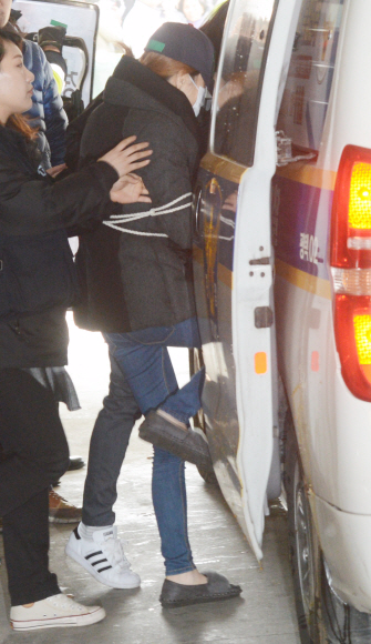 14일 오후 경기도 평택시 포승읍 한 빌라에서 진행된 신원영군 학대 사망사건 현장검증에서 계모 김모(38)씨가 현장검증을 마치고 나오고 있다. 2016. 03. 14 안주영 기자 jya@seoul.co.kr