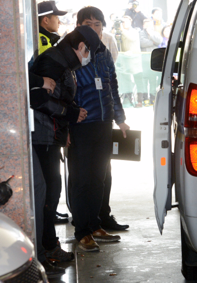 14일 오후 경기도 평택시 포승읍 한 빌라에서 진행된 신원영군 학대 사망사건 현장검증에서 친부 신모(38)씨가 현장검증을 마치고 나오고 있다. 2016. 03. 14 안주영 기자 jya@seoul.co.kr